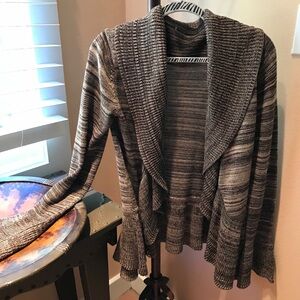 Cute brown sweater perfect for Fall! Size medium!